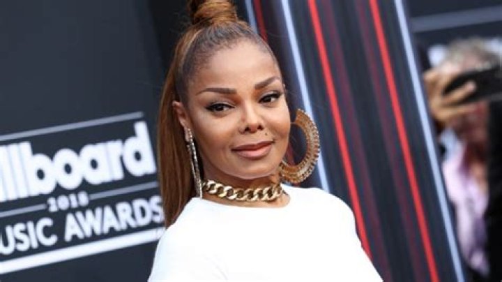 Janet Jackson’s Bed Selfie Wearing Gold Necklace: Photo – Hollywood Life