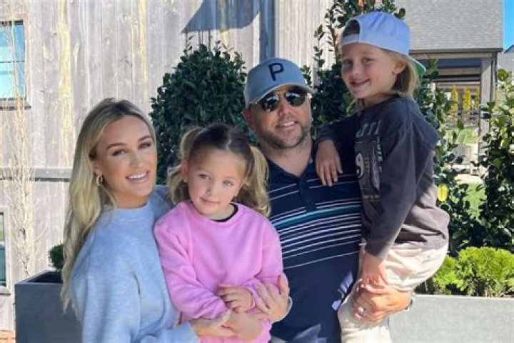 Jason Aldean Shares Sweet Photo Of Daughters On Easter — See Pic – Hollywood Life
