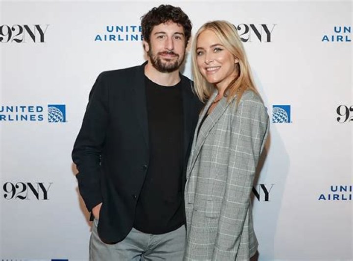 Jason Biggs & Jenny Mollen Snap An Affectionate Photo