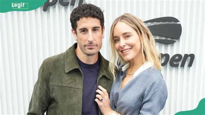 Jason Biggs and Jenny Mollen Jason Biggs and Jenny Mollen out and about, New York, USA - 08 Dec 2019 Jason Biggs and Jenny Mollen deliver kindness to their neighbors with Old Navy and Netflix's 'Klaus'