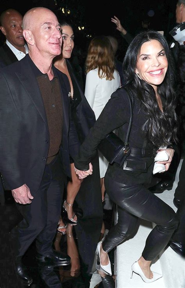 Jeff Bezos & Lauren Sanchez Engaged After Two Years Of Dating – Hollywood Life