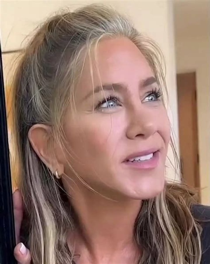 jennifer aniston grey hair