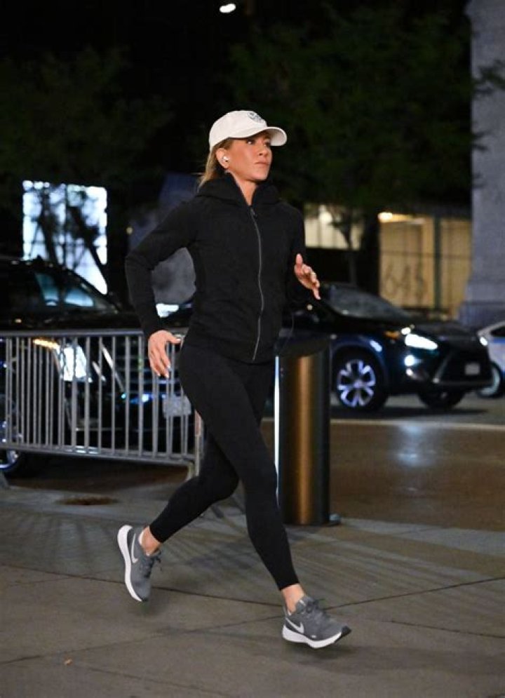 Jennifer Aniston Sports A Flat Tum