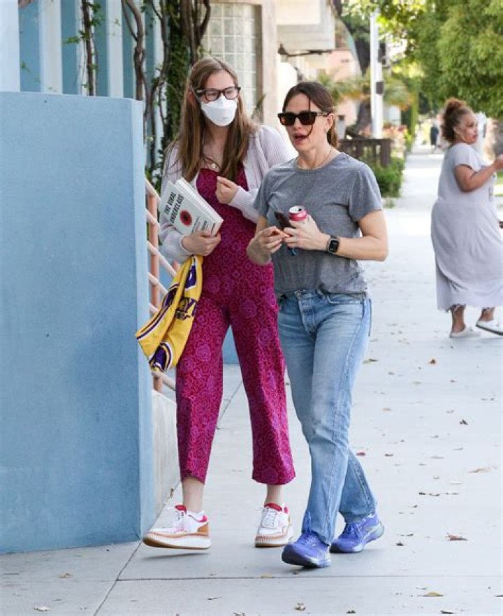 Jennifer Garner and Violet Affleck arrive to attend a State Dinner in honor of President Emmanuel Macron and Brigitte Macron of France hosted by United States President Joe Biden and first lady Dr. Jill Biden at the White House in Washington, DC on Thursday, December 1, 2022 Credit: Sarah Silbiger / Pool via CNP. 01 Dec 2022 Pictured: Julia Louis-Dreyfus and Charles Hall arrive to attend a State Dinner in honor of President Emmanuel Macron and Brigitte Macron of France hosted by United States President Joe Biden and first lady Dr. Jill Biden at the White House in Washington, DC on Thursday, December 1, 2022 Credit: Sarah Silbiger / Pool via CNP. Photo credit: Sarah Silbiger - Pool via CNP / MEGA TheMegaAgency.com +1 888 505 6342 (Mega Agency TagID: MEGA922599_041.jpg) [Photo via Mega Agency]