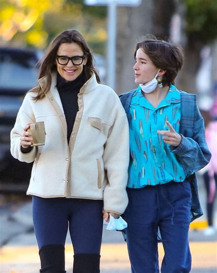 Jennifer Garner Has A Girls’ Day With Daughter Violet, 15, At The Nail Salon — Photos