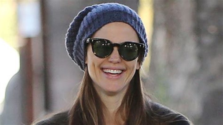 Jennifer Garner Kisses New BF John Miller As They’re Seen Snuggling On Romantic Date — Pics