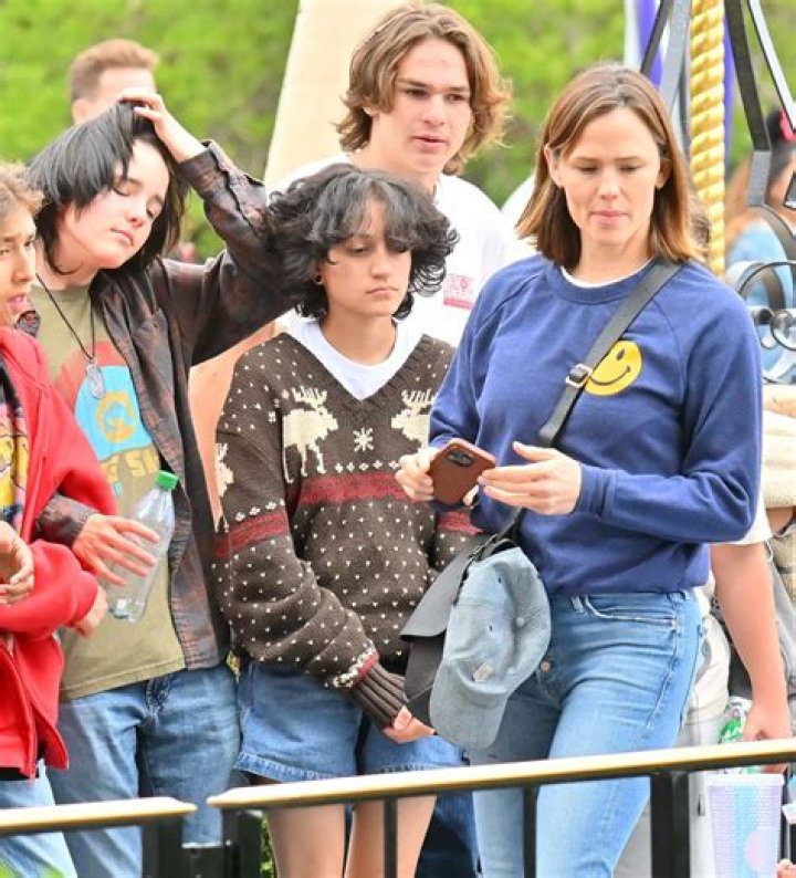 Jennifer Garner’s Latest Instagram Fashion Moment Has Us Dreaming Of Fall