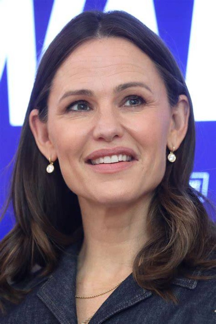 Jennifer Garner slips into her bikini at the beach with Violet and Seraphina in L.A. on Saturday. **SPECIAL INSTRUCTIONS*** Please pixelate children's faces before publication.***. 03 Oct 2020 Pictured: Jennifer Garner slips into her bikini at the beach. Photo credit: GAC / MEGA TheMegaAgency.com +1 888 505 6342 (Mega Agency TagID: MEGA705230_002.jpg) [Photo via Mega Agency]