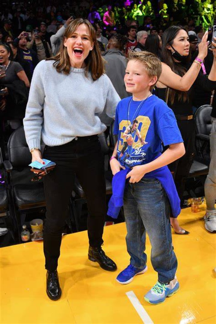 Jennifer Garner&rsquo;s Son Samuel Nearly Towers Over Mom in L.A.: Photos