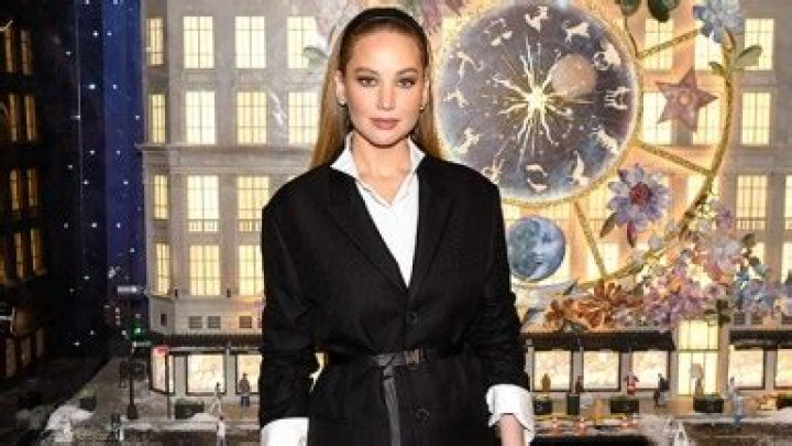 Jennifer Lawrence’s Belt Pops Off at Saks Fifth Avenue in Video – Hollywood Life