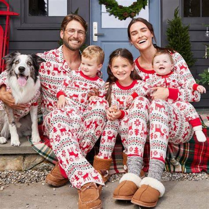 Jennifer Lopez & Alex Rodriguez Rock Matching PJs & Share Sweet Kiss In Front Of Their Christmas Tree