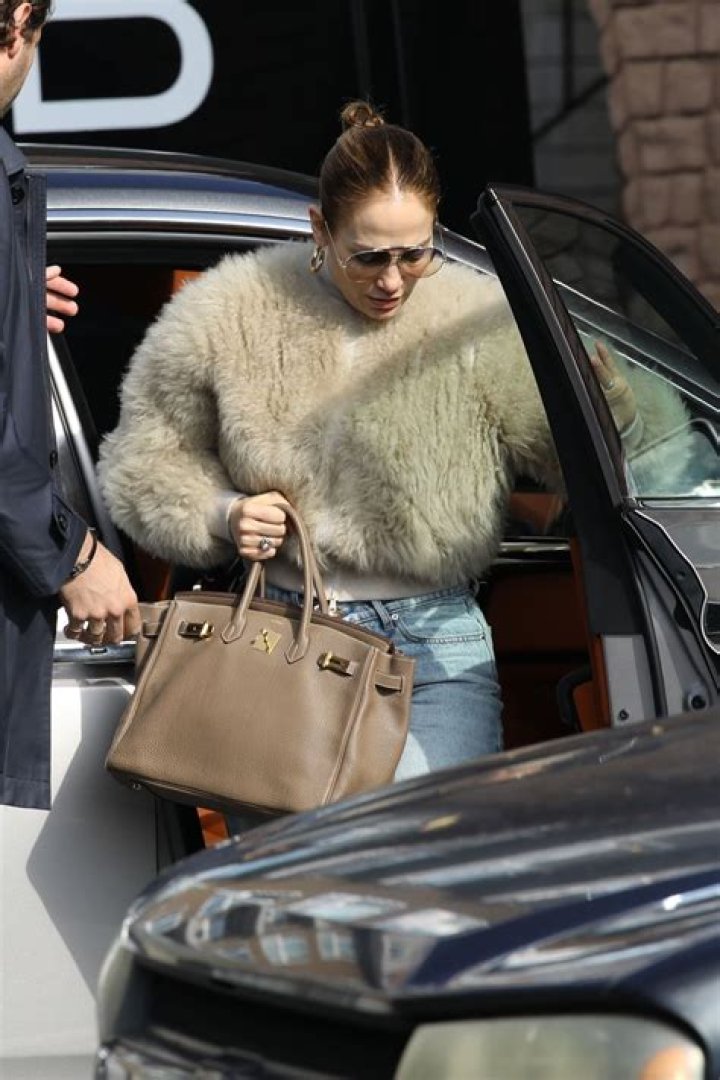 Jennifer Lopez arrives at a dance studio in Los Angeles Pictured: Jennifer Lopez Ref: SPL5315556 310522 NON-EXCLUSIVE Picture by: SplashNews.com Splash News and Pictures USA: +1 310-525-5808 London: +44 (0)20 8126 1009 Berlin: +49 175 3764 166 World Rights, No France Rights, No Italy Rights, No Japan Rights