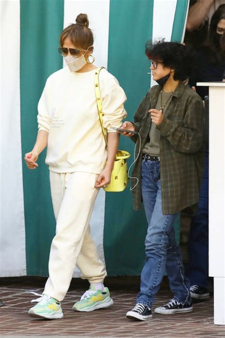 Jennifer Lopez Keeps It Casual In Sweatsuit For Lunch Date With Daughter Emme, 13