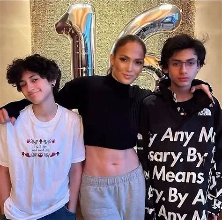 Jennifer Lopez Rocks ‘Playboy’ Sweatshirt With Twins Max & Emme: Pics – Hollywood Life
