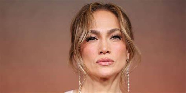 Jennifer Lopez’s Flawless Bedtime Selfie — Get The Look