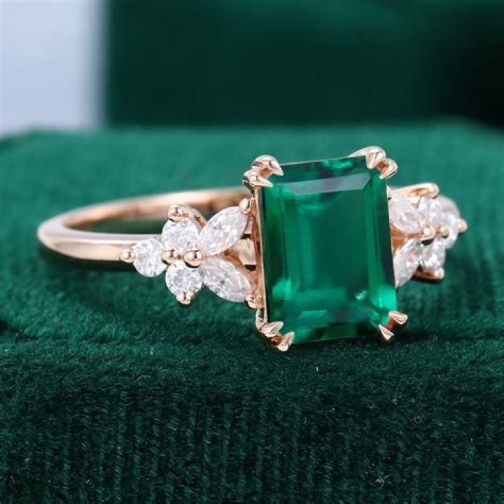 Jennifer Lopez&rsquo;s Emerald Cut Ring From Alex Rodriguez