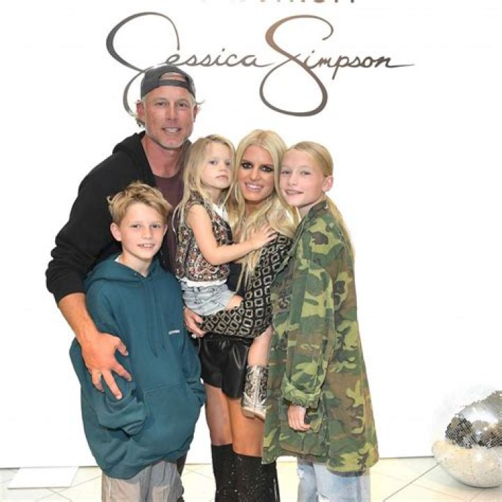 Jessica Simpson’s Kids Pose With Eric Johnson For Summer Photo – Hollywood Life