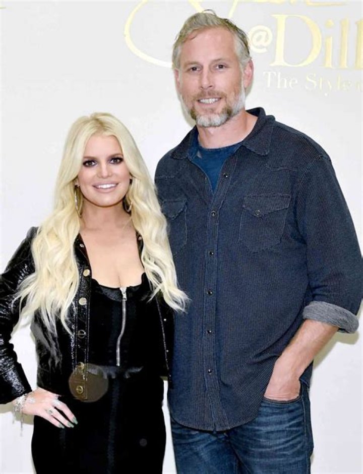 Jessica Simpson’s Skinny Jeans While Wishing Hubby Eric Johnson Happy B-Day – Hollywood Life