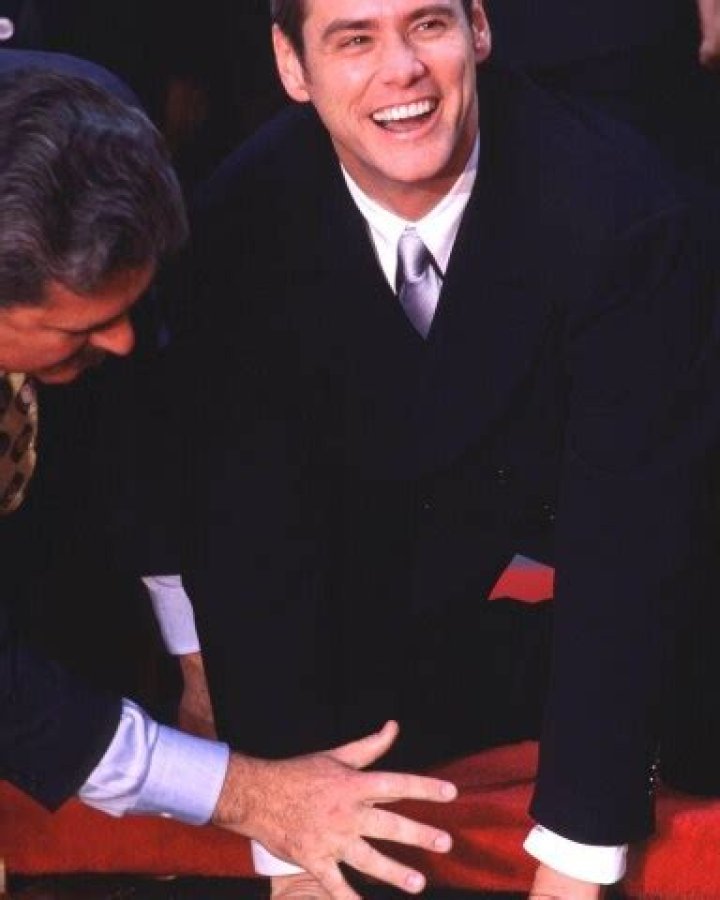 JIM CARREY MAKING HIS HANDPRINTS JIM CARREY GETTING STAR ON HOLLYWOOD WALK OF FAME, LOS ANGELES, AMERICA - 1995