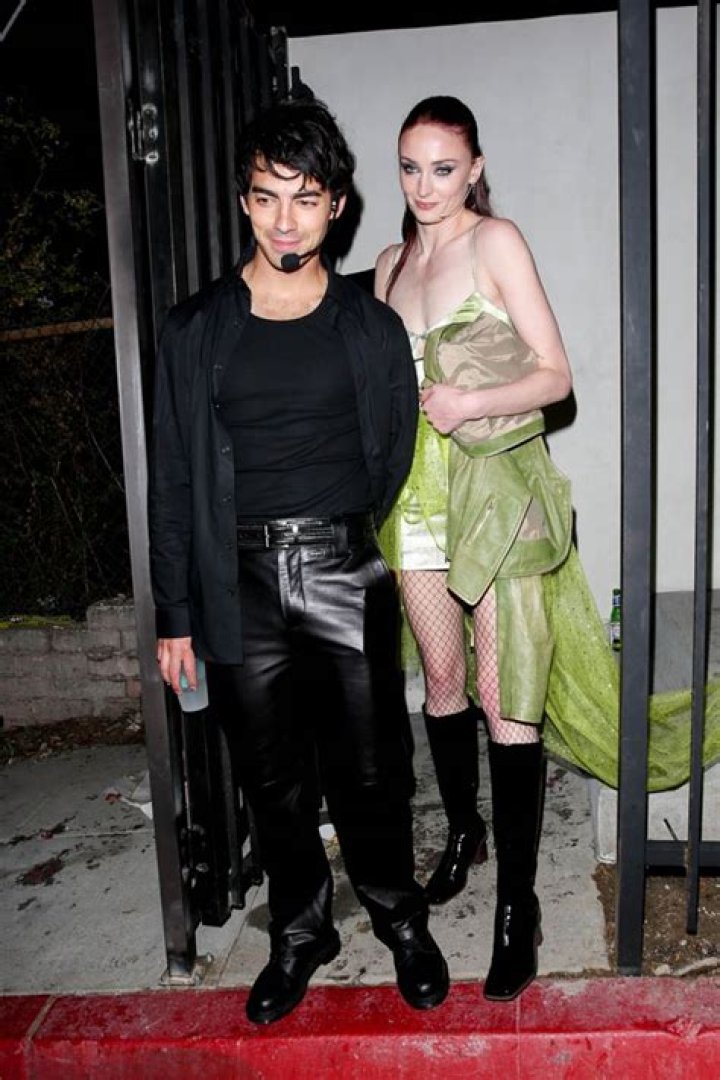 Joe Jonas & Sophie Turner’s ‘Lizzie McGuire’ Halloween Costumes 2021 – Hollywood Life