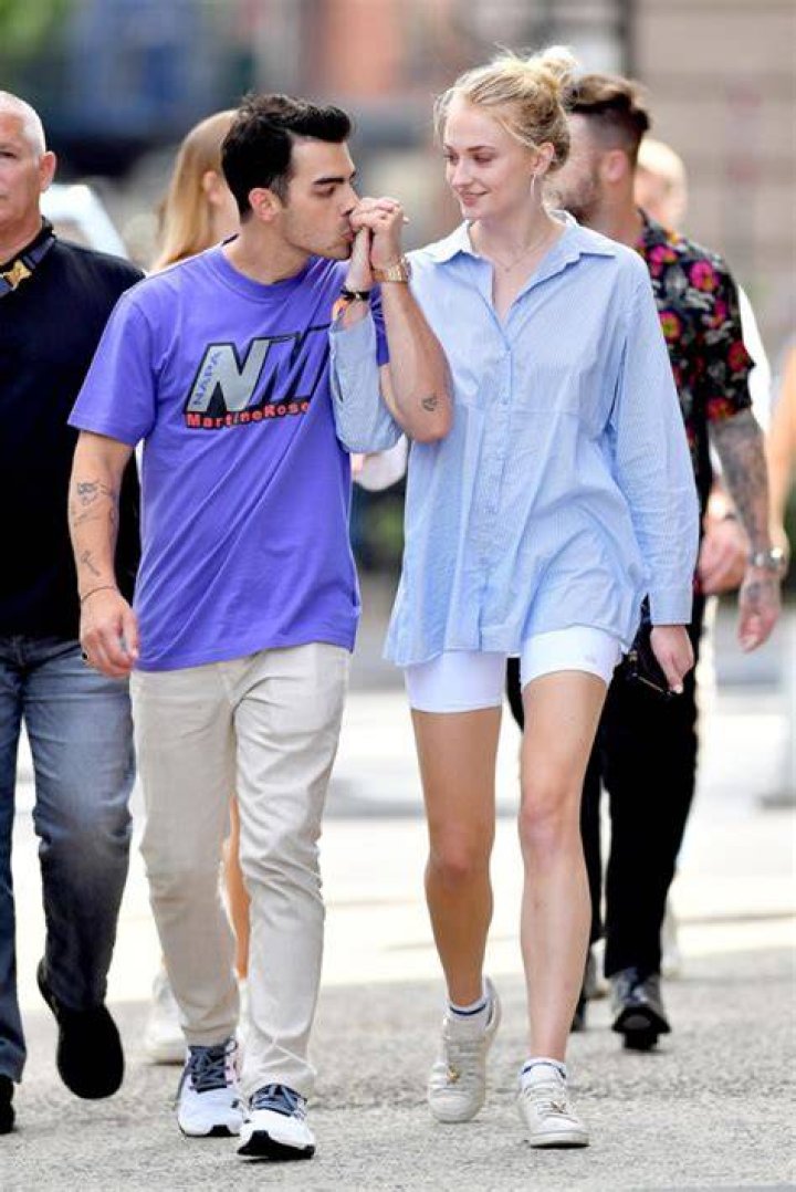 Joe Jonas & Sophie Turner’s Love Timeline: Pics – Hollywood Life