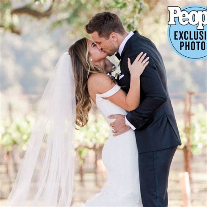 JoJo Fletcher & Jordan Rodgers Reveal Wedding ‘Aesthetic’ ‘Stayed Consistent’ Over 6 Yr. Engagement