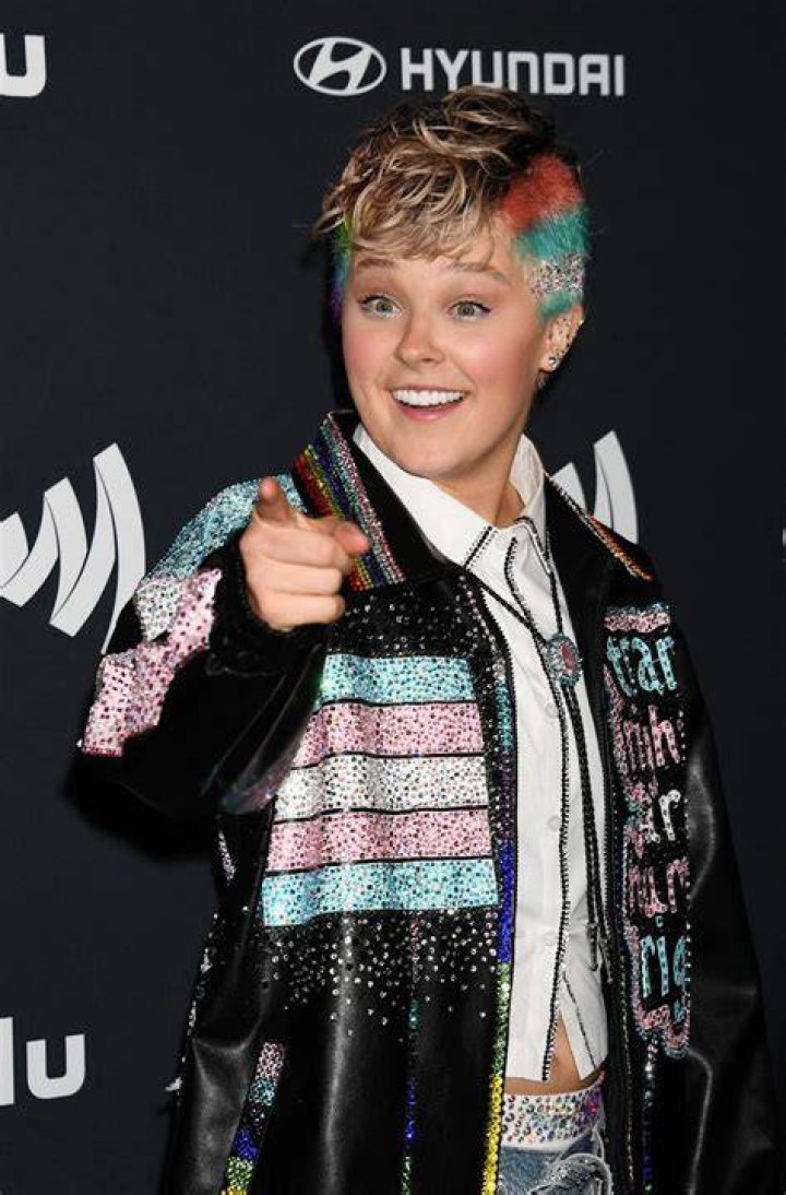 Jojo Siwa At a Lakers Game