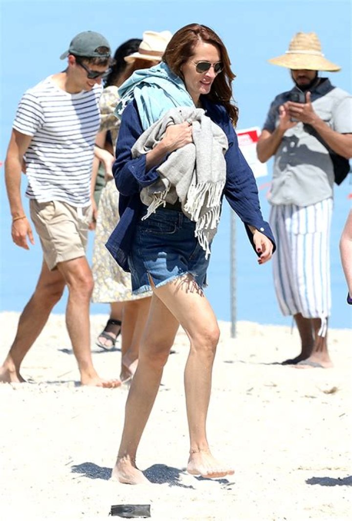 Julia Roberts Wears Swimsuit Under ‘Daisy Dukes’ While Filming Movie – Hollywood Life