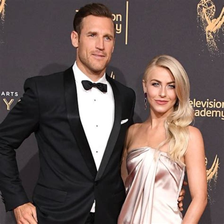 Julianne Hough and Brooks Laich Julianne Hough out and about, Los Angeles, America - 16 Feb 2014 Julianne Hough holding hands with hockey player Brooks Laich while hiking at Runyon Canyon with their dogs