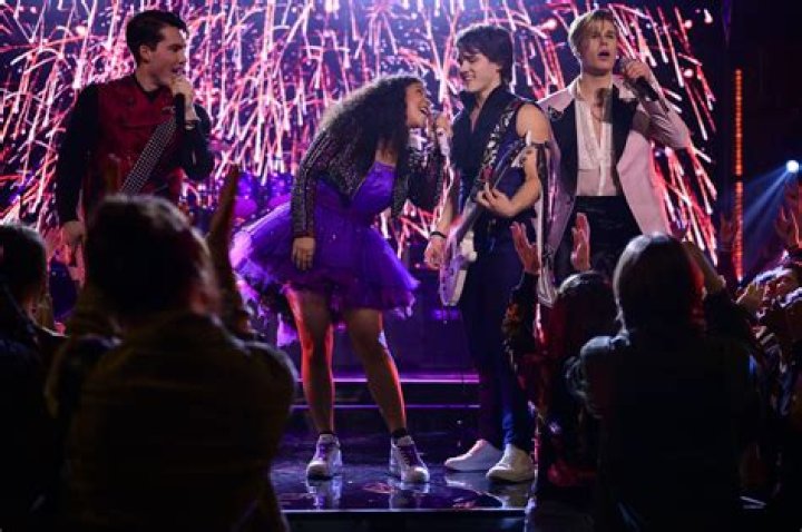 JULIE AND THE PHANTOMS (L to R) JEREMY SHADA as REGGIE, OWEN JOYNER as ALEX, MADISON REYES as JULIE, and CHARLIE GILLESPIE as LUKE in episode 101 of JULIE AND THE PHANTOMS Cr. KAILEY SCHWERMAN/NETFLIX &copy; 2020