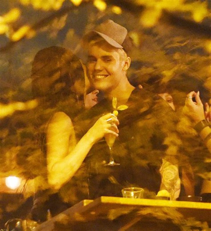 Justin Bieber Dating Backup Dancer