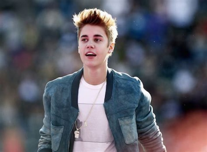 Justin Bieber Grinds With Fan During Electric iHeartRadio Awards Song — Watch