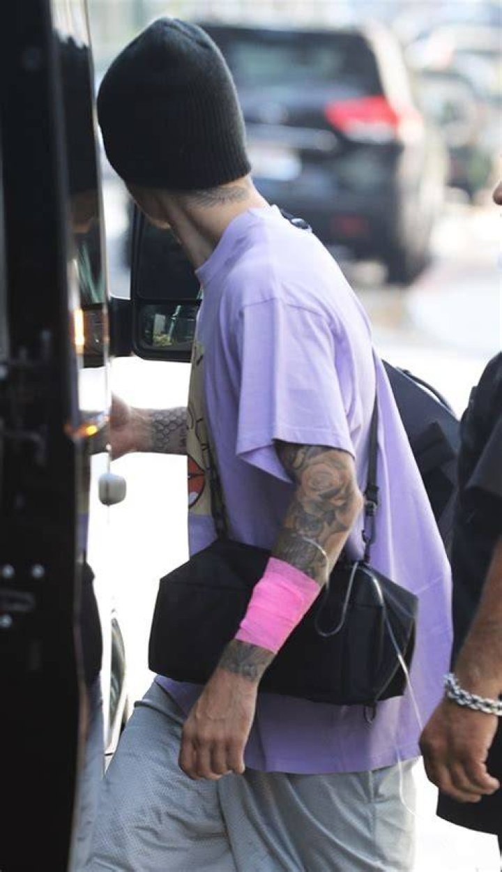 Justin Bieber Rocks An IV With Arm Bandage & Fans Are Concerned – Hollywood Life