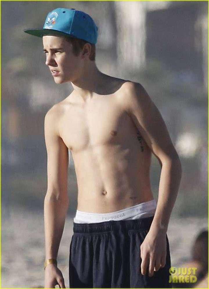 Justin Bieber shirtless at the gym in West Hollywood