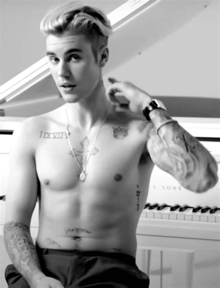 Justin Bieber showing off his nec tattoo