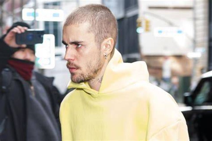 Justin Bieber Shows Off Incredible Abs While Skateboarding — Pics