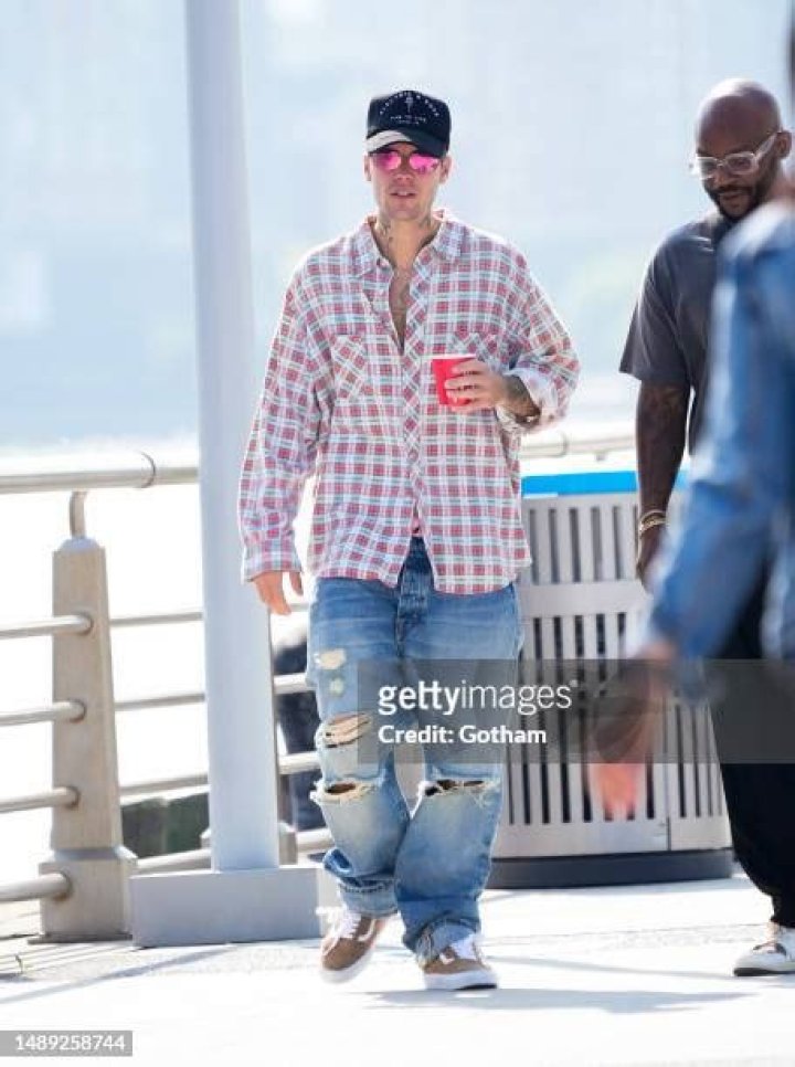 Justin Bieber takes a walk on the beach in Hawaii after snorkeling