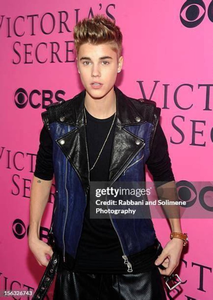Justin Bieber & Victoria’s Secret Model Go To ‘The Lion King’ Together