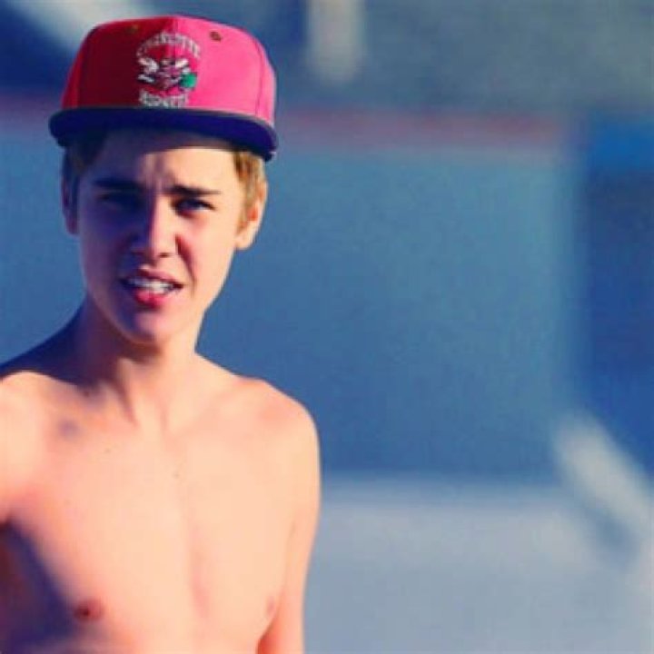 justin-bieber-shirtless