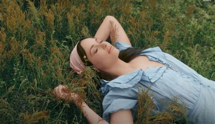Kacey Musgraves Transforms Into Elle Woods