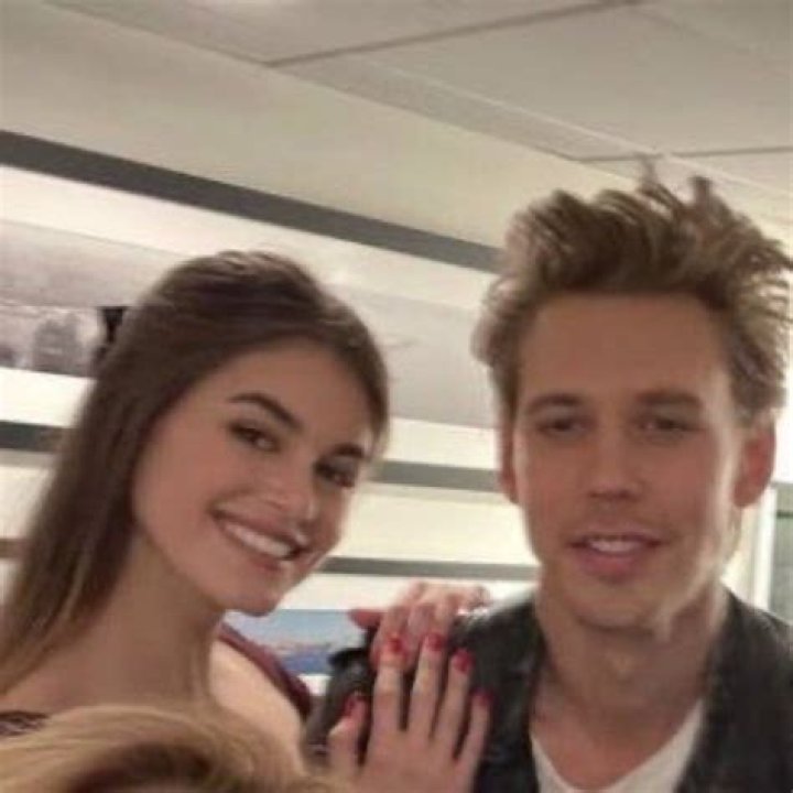 Kaia Gerber & Austin Butler Load Their Bags Into A Car As They Seemingly Head On Holiday Trip — Photos
