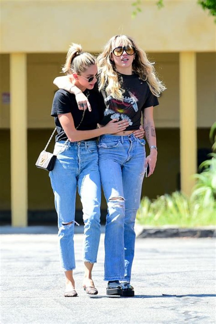 Kaitlynn Carter, Miley Cyrus