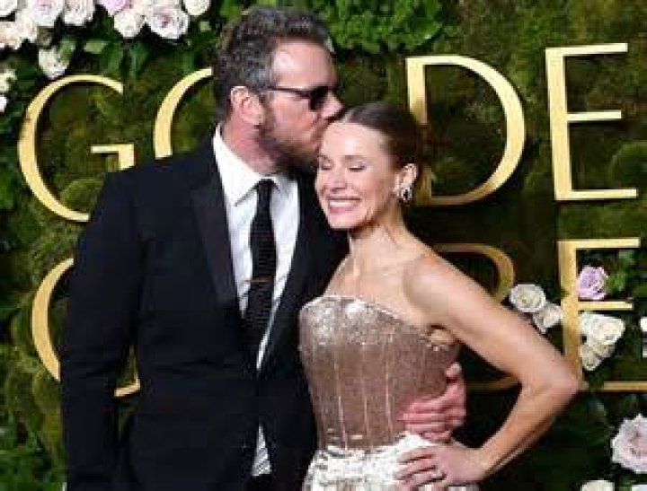 Kaley Cuoco Hilariously Chows Down On Pizza, Champagne & More After Golden Globes Loss — Pic