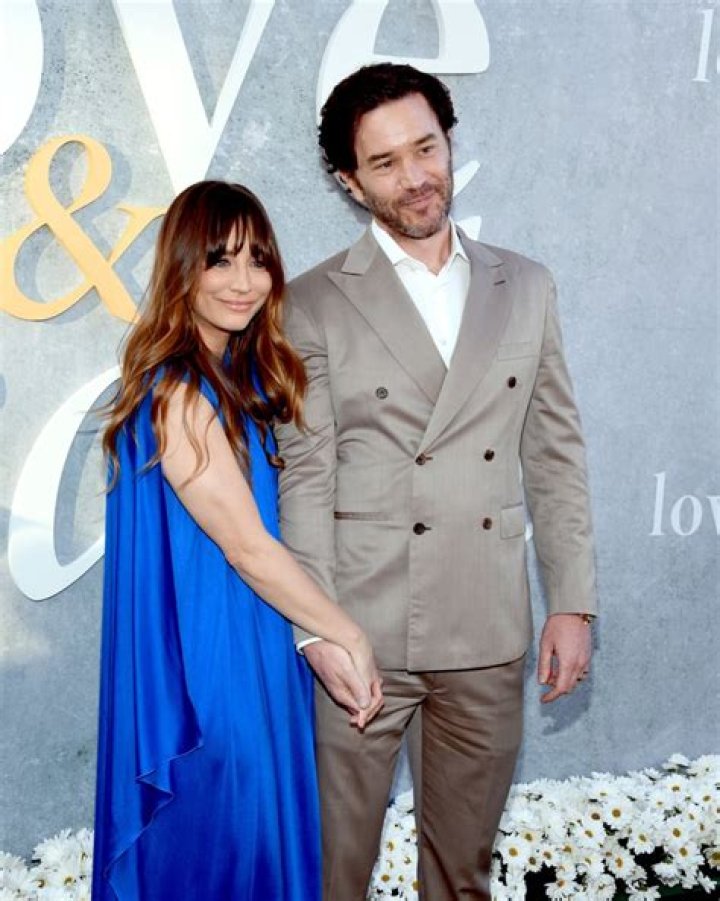 kaley cuoco tom pelphrey