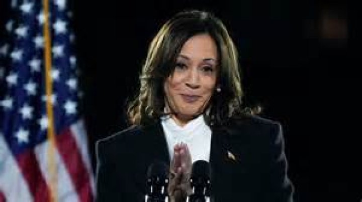 Kamala Harris Shows Off Her White House Desk & Fans Cheer For The Vice President On Twitter — Pics