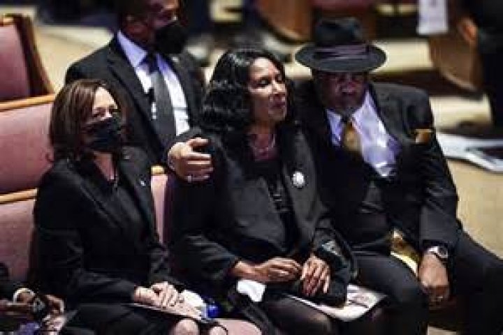 Kamala Harris Sits With Tyre Nichols&rsquo; Parents