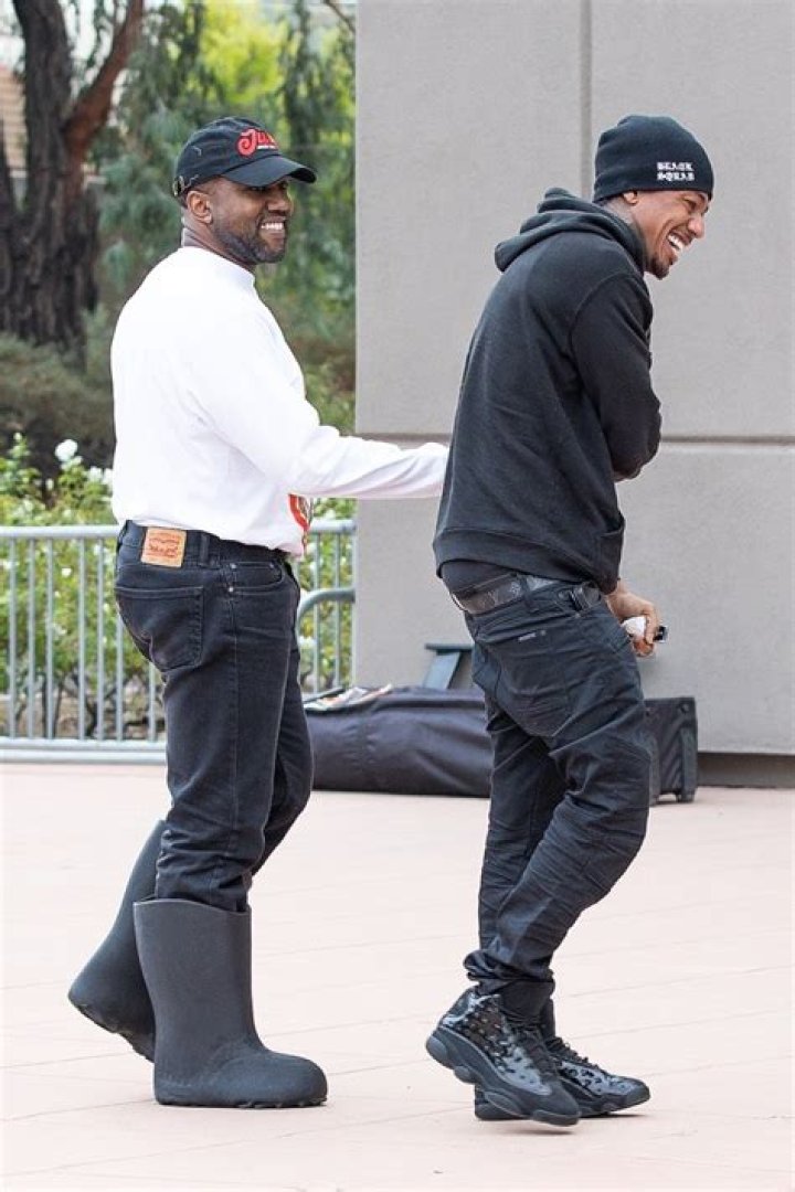 Kanye West laughs with Nick Cannon at their kid&rsquo;s basketball game