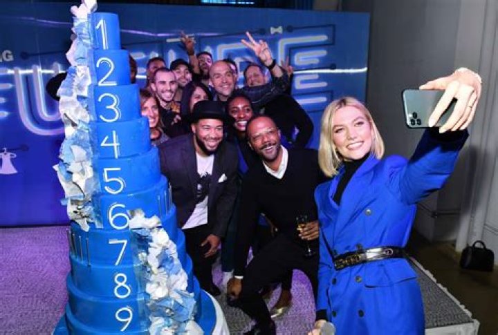 Karlie Kloss and American Express &lsquo;Reward the Regulars`who Dine Small Year Round`
