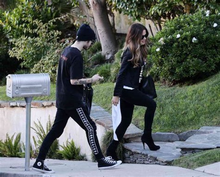 Kate Beckinsale and boyfriend Goody Grace take a stroll in Malibu during Quarantine. Pictured: Goody Grace,Kate Beckinsale Ref: SPL5167842 150520 NON-EXCLUSIVE Picture by: ENT / SplashNews.com Splash News and Pictures USA: +1 310-525-5808 London: +44 (0)20 8126 1009 Berlin: +49 175 3764 166 World Rights, No France Rights, No Italy Rights, No Japan Rights