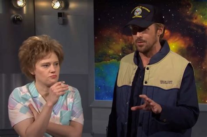Kate McKinnon Grabs Ryan Gosling’s Butt After Alien Encounter — Watch – Hollywood Life